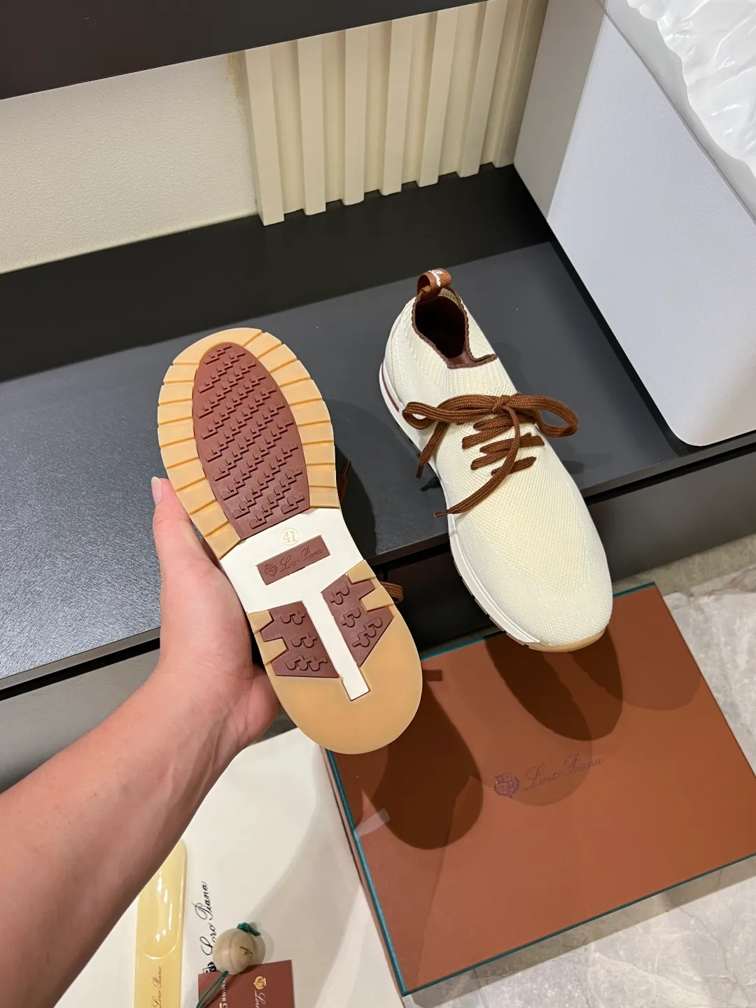 Men's Men's Shoes 💰p380 Loro Men's Shoes 💰piana/Noyo Piana 360 L Men's Shoes 💰p Flexy Walk Men's Sports Shoes These sports shoes are made of knitted wool uppers, and the heel is wrapped in smooth calf leather. Merino sheep are selected from Australia and New Zealand. The upper is machine-woven like a sweater, and then equipped with a white rubber outsole and a Kummel-colored sole. It is both beautiful and non-slip. The fabric is 100% cashmere and the insole is calf leather. It is super comfortable on the feet! Comes with full original packaging! Multiple colors available! Size: 38-44 (45 customized)